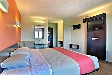 King Room - Disability Access - Non-Smoking