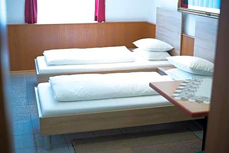 Twin Room (1-2 Adults)