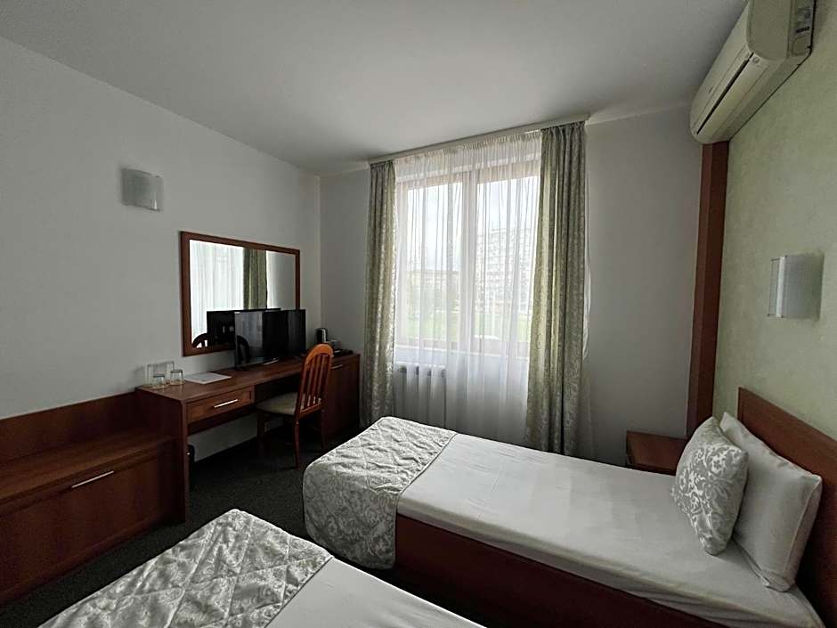 Family Hotel 007 Ivan Dimitrov-Kuklata 15 Str