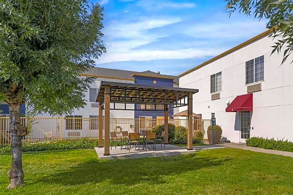 Best Western Plus Twin View Inn & Suites