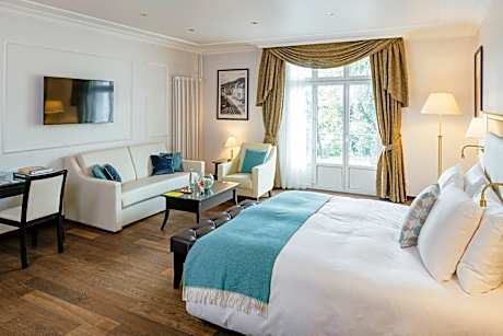 Suite Partial Lake, Suite, 1 Queen, Partial lake view, Balcony