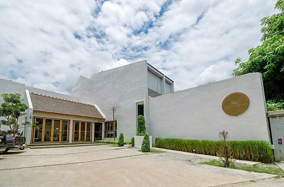 White Wall Riverfront Hotel