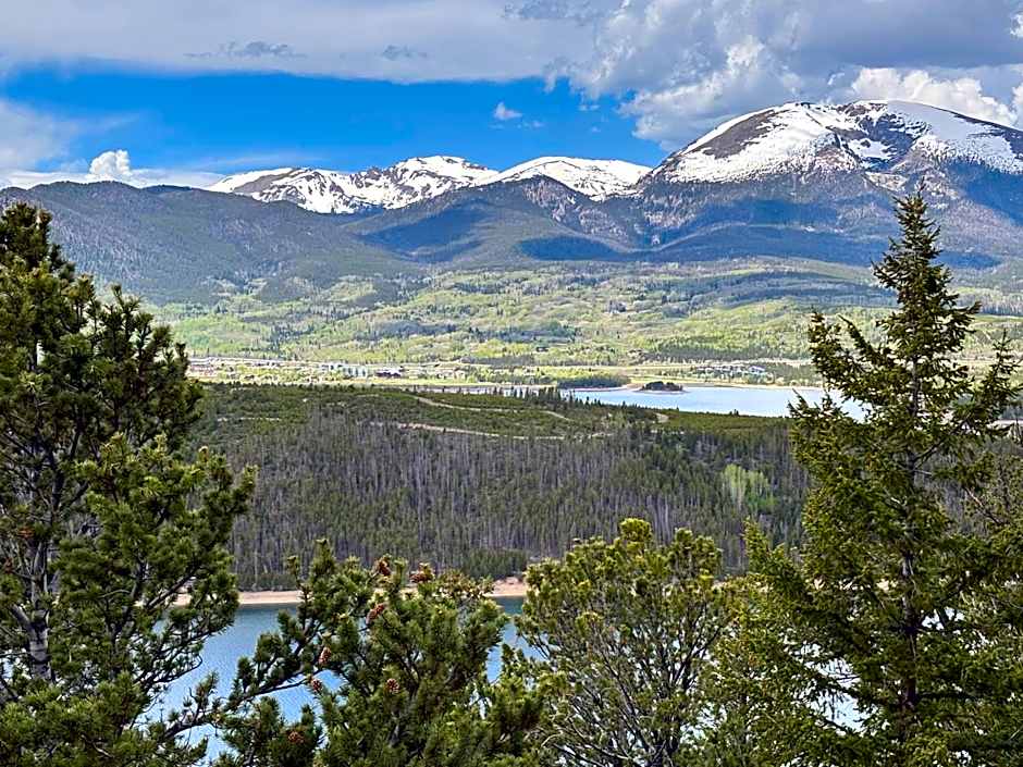 NEW! Marriott Slope View Ski in Ski out Luxury Studio Sleeps 4 Full kitchen, Amenities & Fee Parking