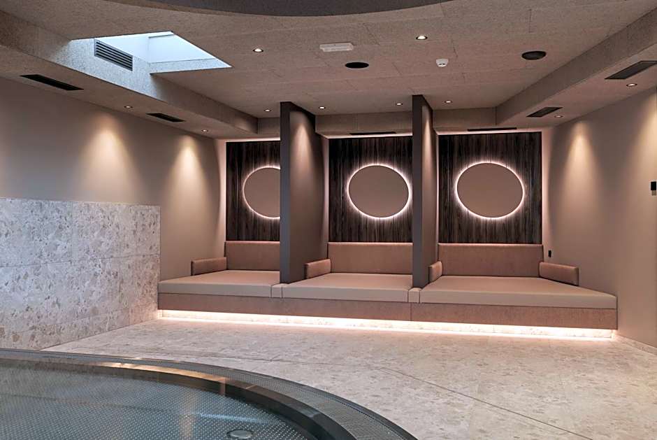 Aparthotel Familiaris - Family Apartments - Pools & Spa in Dolomites