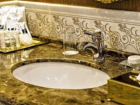 Deluxe king bed room