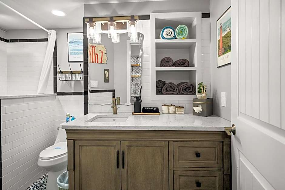 Luxury Beachfront Studio - Private Balcony with Ocean View - Heated Pool - Hot Tub - Tiki Bar - Sauna