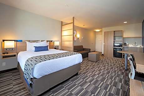 Studio Suite With One Queen Bed and West View - Non-Smoking