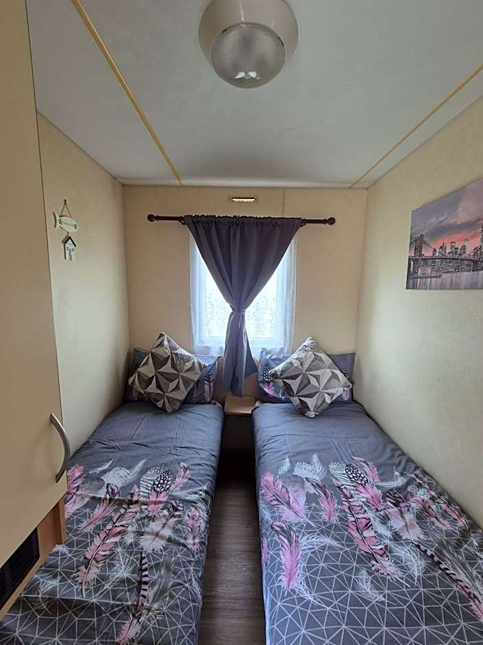 Bright Family Caravan with Deck & BBQ at Seawick Holiday Park, Clacton