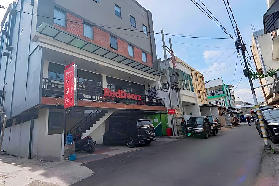 RedDoorz Plus @ Doorman Guest House