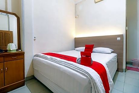 RedDoorz Plus near WTC Batanghari Mall