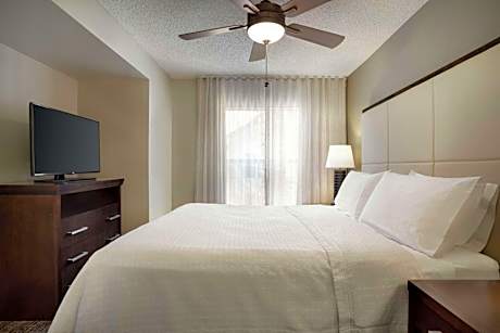 One-Bedroom King Suite with Fireplace - Non-Smoking