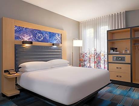 King Suite, 1 Bedroom Suite, 1 King, Alternate bed: sofa bed