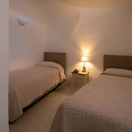 Family Cave Villa with Hot Tub and Caldera View (2-4 Adults)