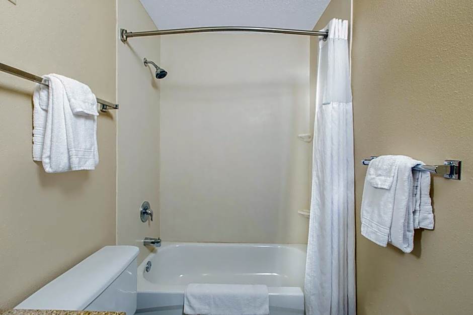 Super 8 by Wyndham Fairmont