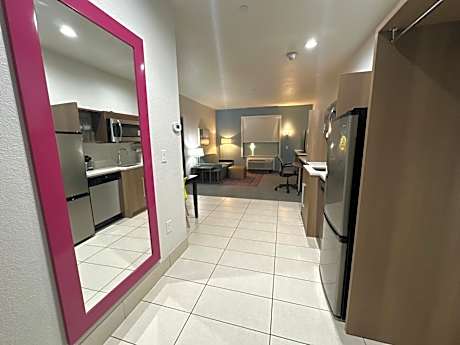 One-Bedroom King Suite - Non-Smoking