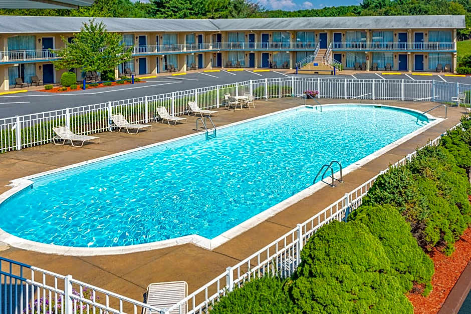 Days Inn by Wyndham Breezewood