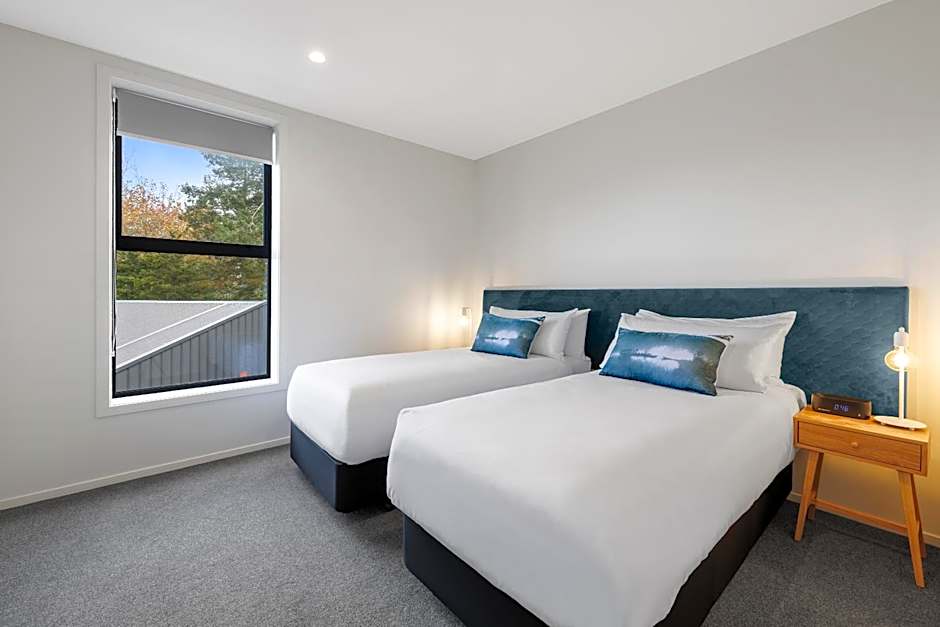 Hidden Lake Hotel & Apartments