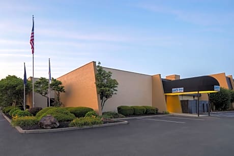 Park Inn By Radisson Sharon