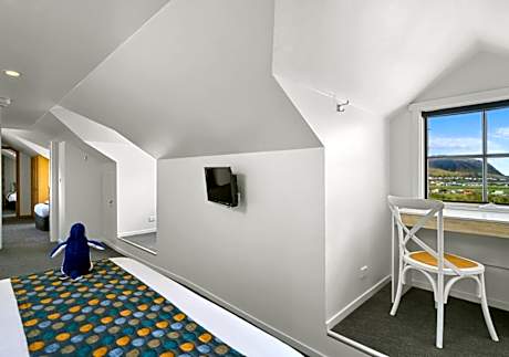 Three-Bedroom Seaview Apartment