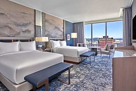 Deluxe Queen Room - Mobility Accessible with Roll-In Shower