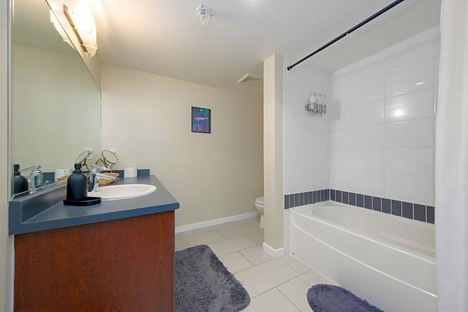 Sub-Penthouse Apartment with Jacuzzi Pool & Sauna