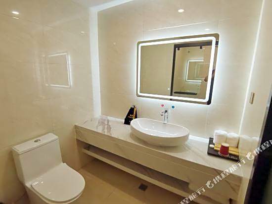 Guangzhou Longjin Hotel (Ximenkou Subway Station, Shangxiajiu Pedestrian Street)