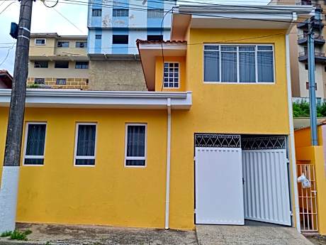 Casa com dois quartos,dois banheiros,sendo uma suíte,sala de estar cozinha e garagem