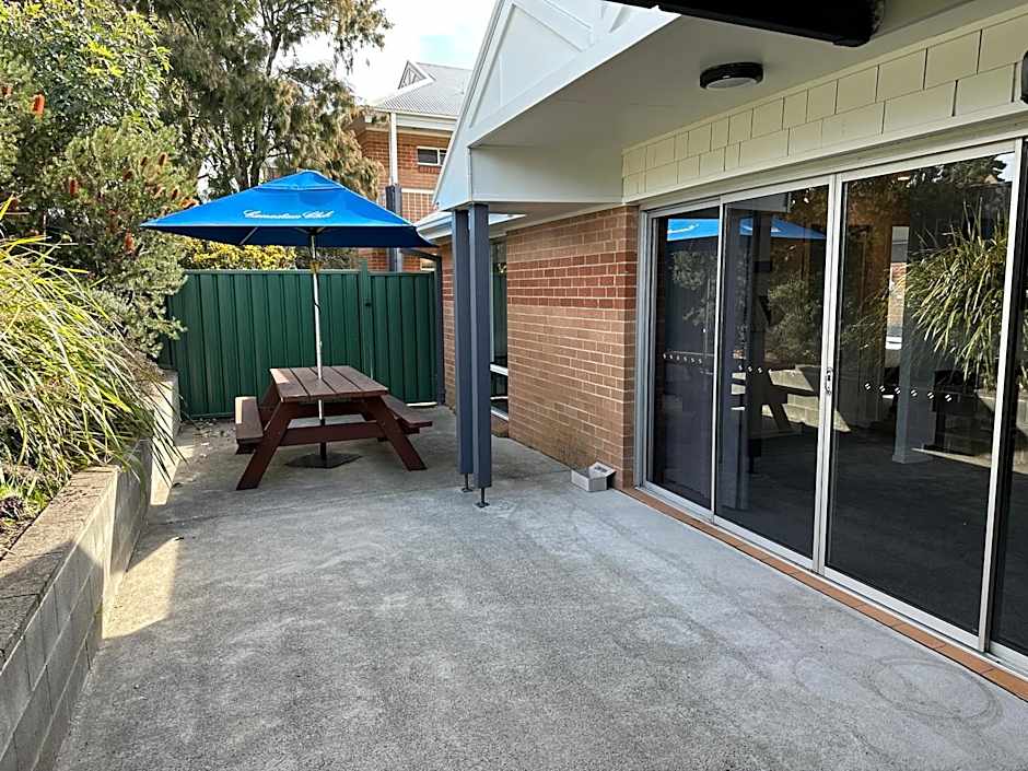 The Oaks Hotel Motel