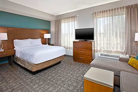 Queen Studio Suite with Bath Tub - Mobility Accessible - Non-Smoking