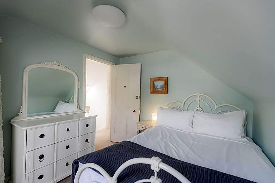 Connage - Historic Battery Point Police Station