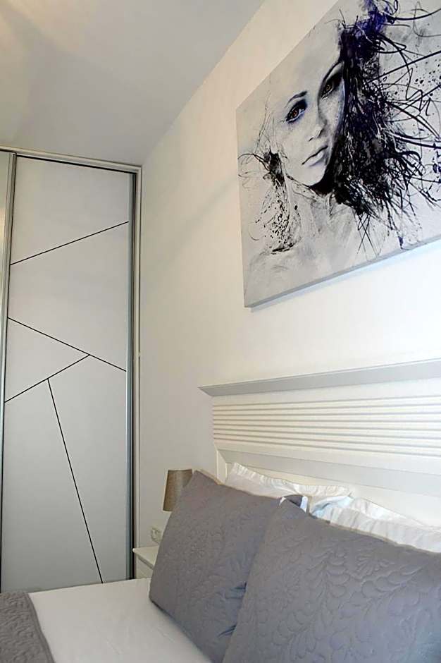 Luxury City Center Apartment – Romana