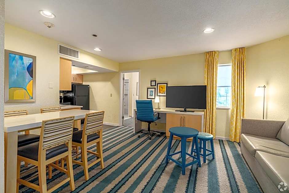 Avia Residences on Lincoln - Extended Stay