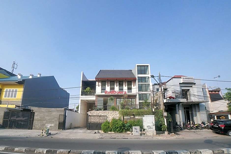 RedDoorz Plus near Green Pramuka Square Mall