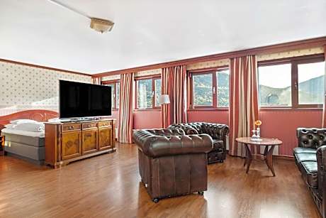 Junior Suite with One King Bed and One Single Bed - Non-Smoking