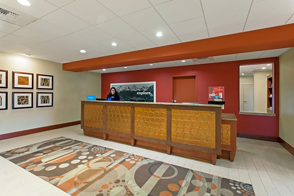 Hampton Inn and Suites Seattle - Airport / 28th Avenue