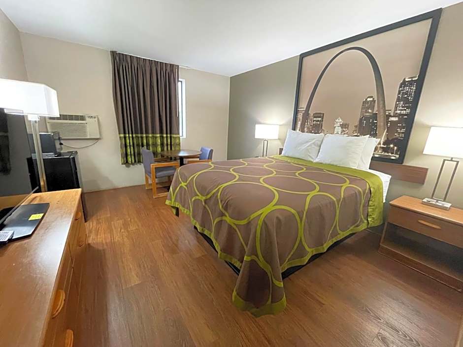 Super 8 by Wyndham Eureka/Six Flags Nearby