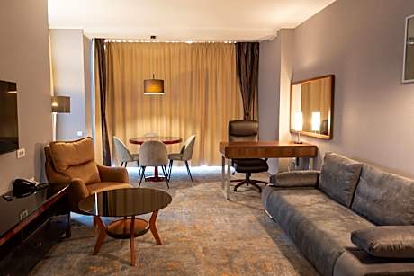 Deluxe Executive Suite