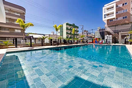 Terrazzo 402B - Apartamento 02 suítes - Acomoda até 06 pessoas - À poucos metros da praia de Bombas - (Consultar serviços de roupa de cama e banho)