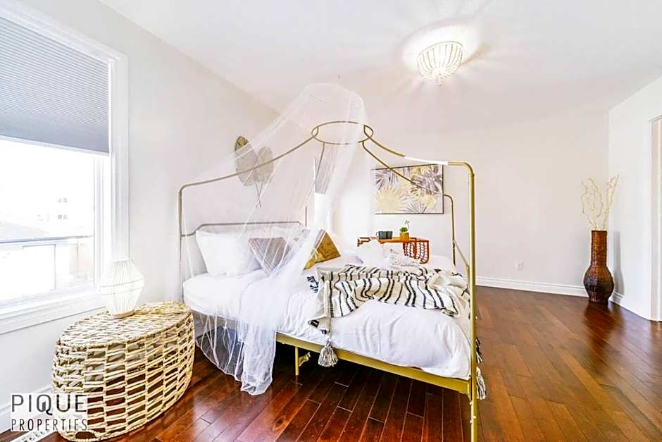 Tropical Oasis - King Beds - Free Netflix & Parking - Fast Wi-Fi