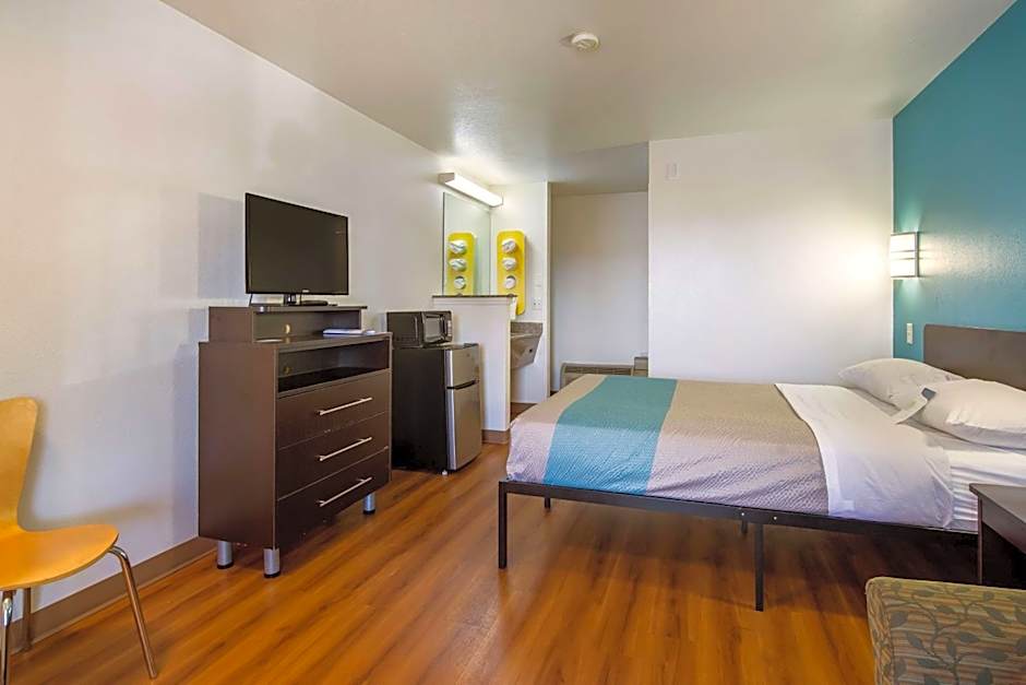 Motel 6 Portland Mall - 205