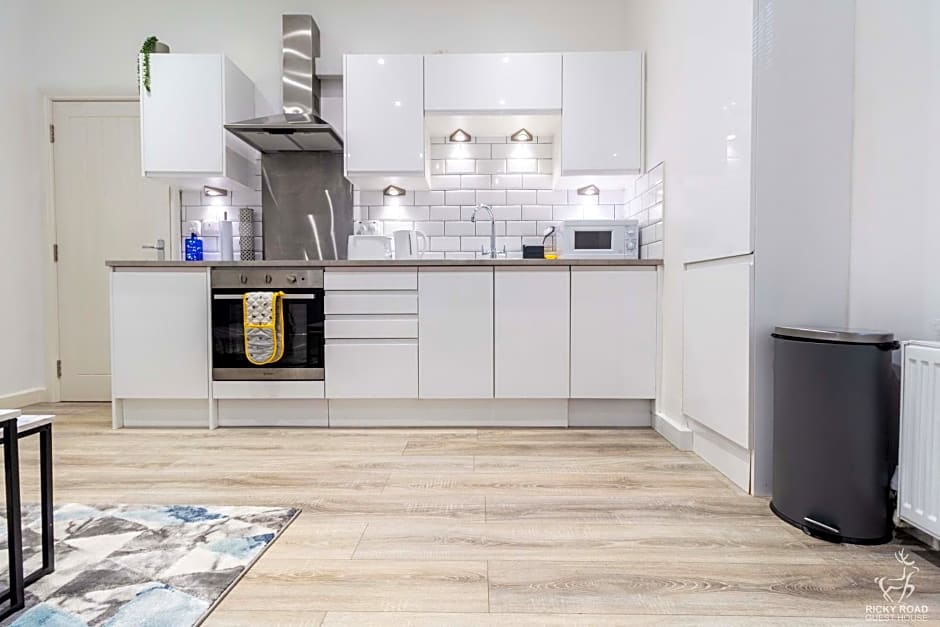 Ricky Road Guest House - Premium