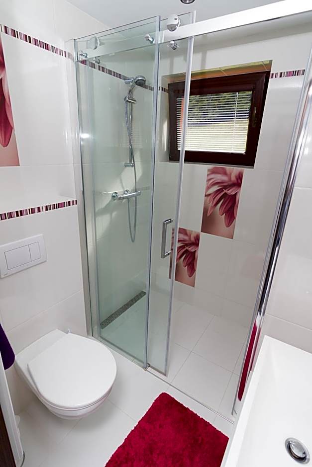 Chata Valca PATJA-v mesiacoch apríl až november pri prenajatí aj jedného apartmánu uzavrieme ostatné apartmány, aby ste si užili súkromie