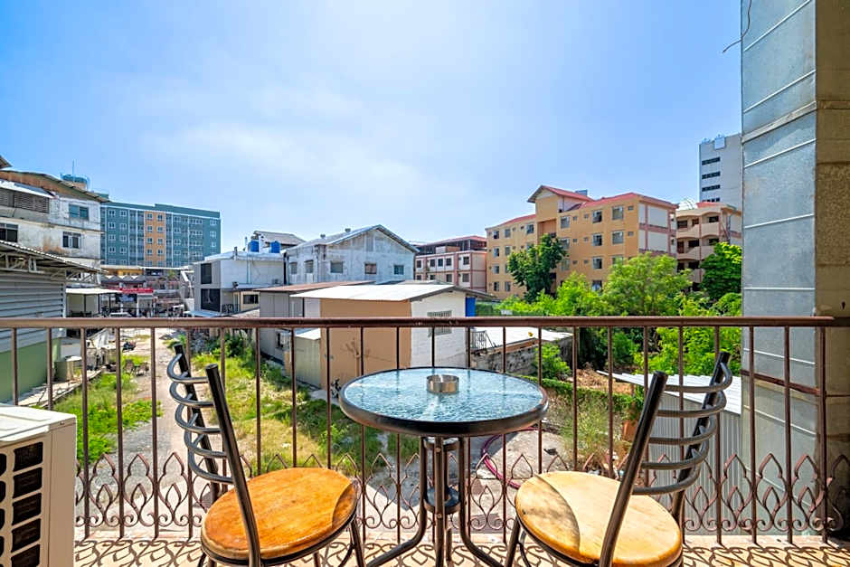 Abunawas Merry Inn at Walking Street