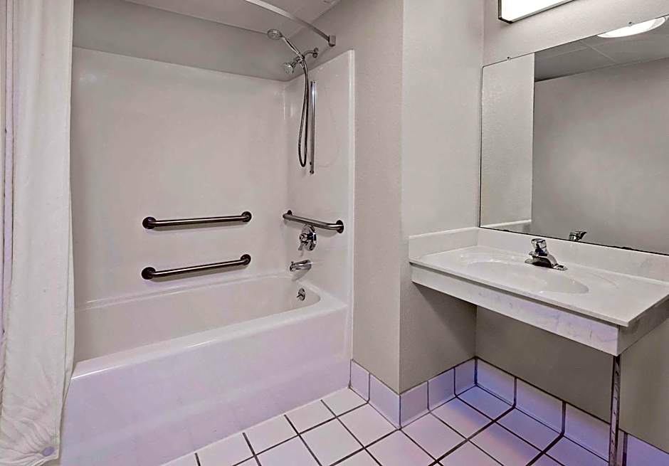 Super 8 by Wyndham Mt. Pleasant