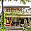 Super OYO Townhouse Oak Maxi Hotel Legian