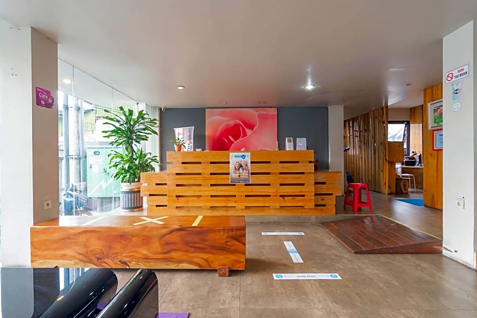 RedDoorz Plus near Asia Afrika 3