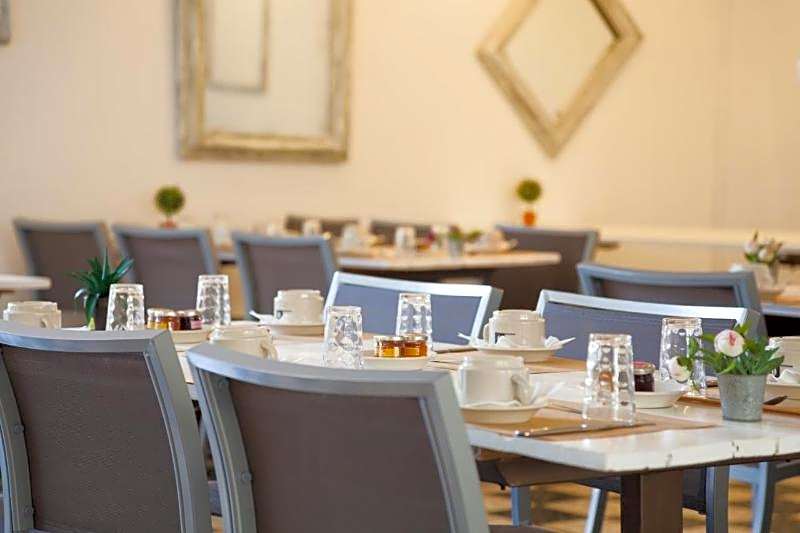 Logis Hotel le Petit Manoir Rest. la Tonnelle