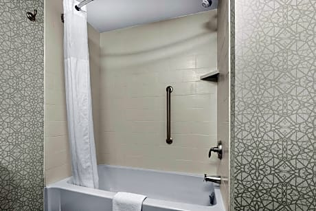 1 King Mobility Access With Tub Nonsmoking