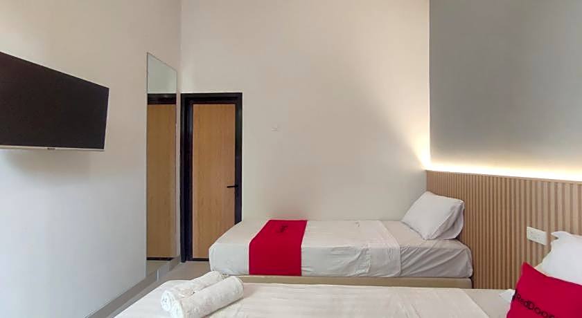 RedDoorz Near Simpang Lima Semarang