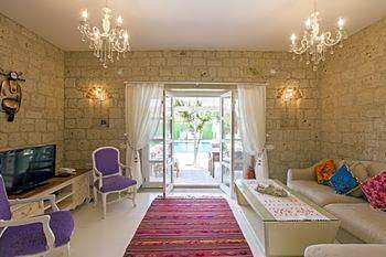 Alaroof Hotel